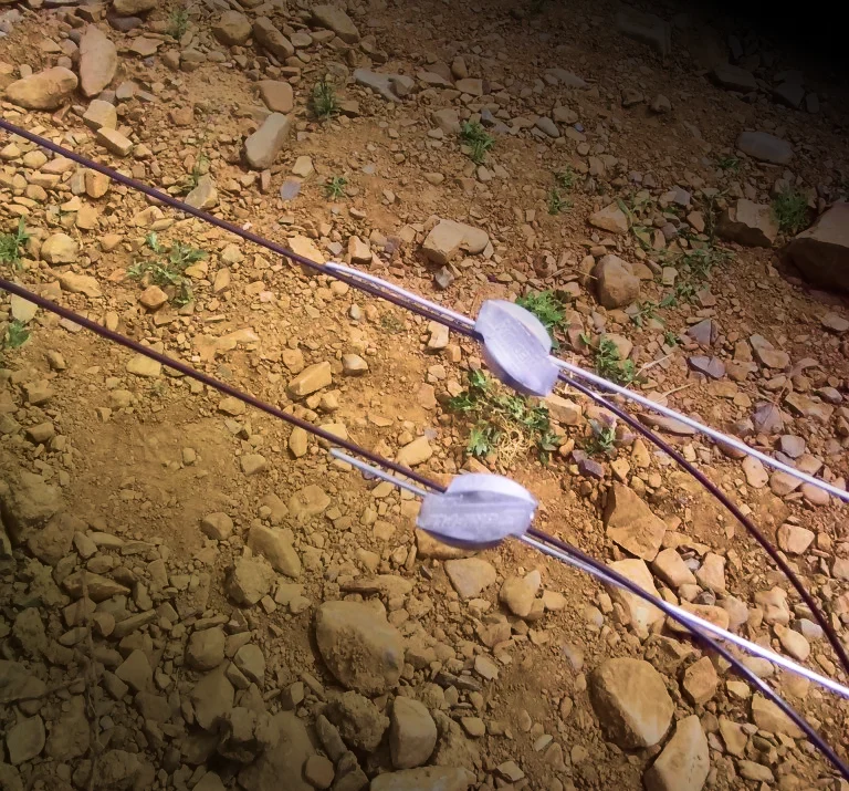 Conexión de cable AGROPET con gripple y clips sobre el terreno