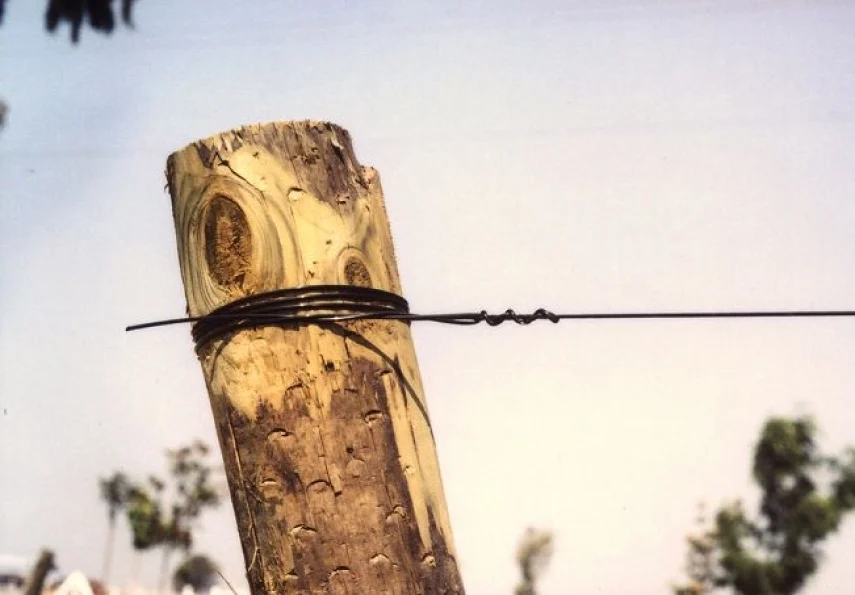 Cable AGROPET anudado a un poste de madera, resistente a la intemperie