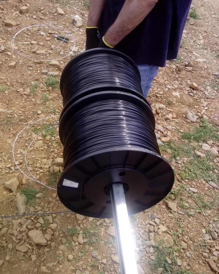 Desenrollado de una bobina de cable AGROPET en el campo